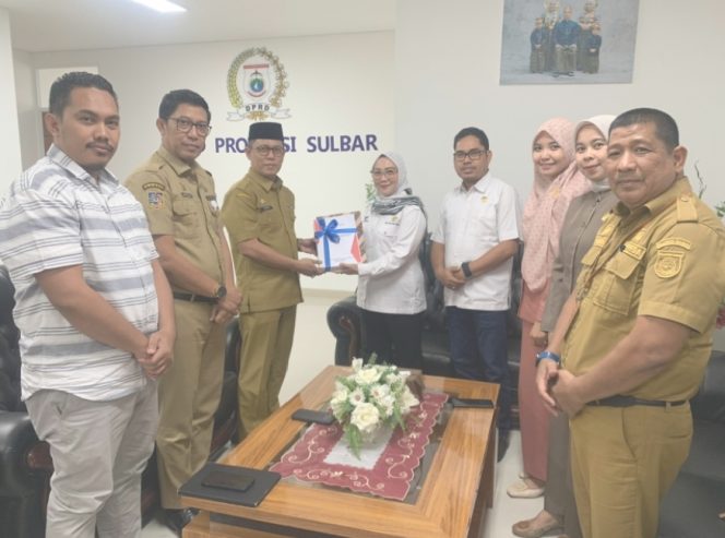 
					RPJMD 2025–2029, Pemprov Sulbar Serahkan Dokumen Awal ke DPRD