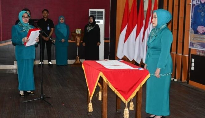 
					Ketua TP-PKK SULBAR Lantik Ketua TP-PKK Pasangkayu, Tekankan Sinergi Program dan Penanganan Stunting