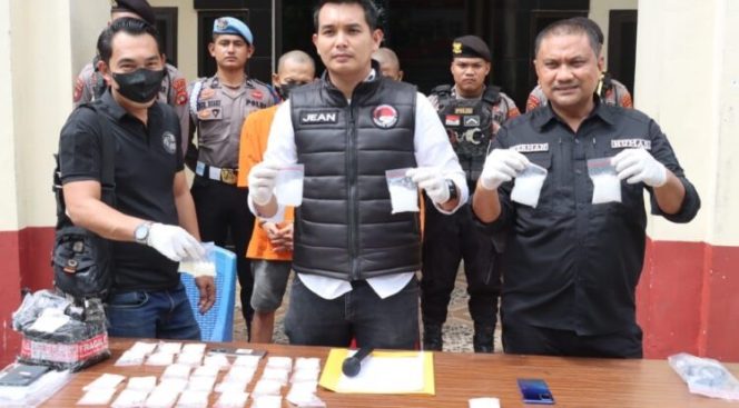 
					Dua Pengedar Dibekuk, Polisi Sita Sabu dan Ribuan Boje di Mamuju