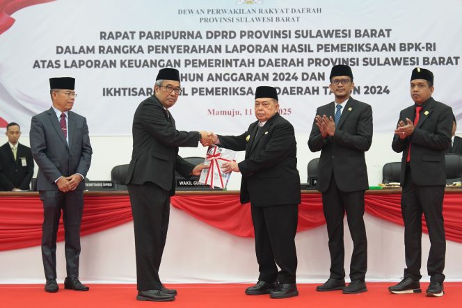 
					DPRD Sulbar Gelar Rapat Paripurna Penyerahan LHP dari BPK, Pemprov Kembali Dapat Penilaian WTP