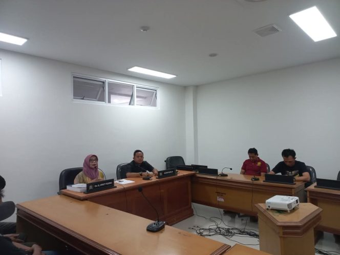 
					Komisi II DPRD Sulbar Gelar RDP Bahas Keluhan Warga Lebani soal Penggunaan Jalan Umum oleh Perusahaan Tambang