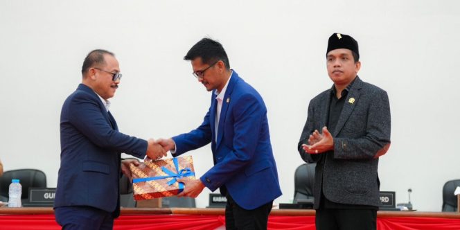 
					Ranperda Pertanggungjawaban APBD 2024 Diserahkan, DPRD Sulbar Siap Bahas Lebih Lanjut