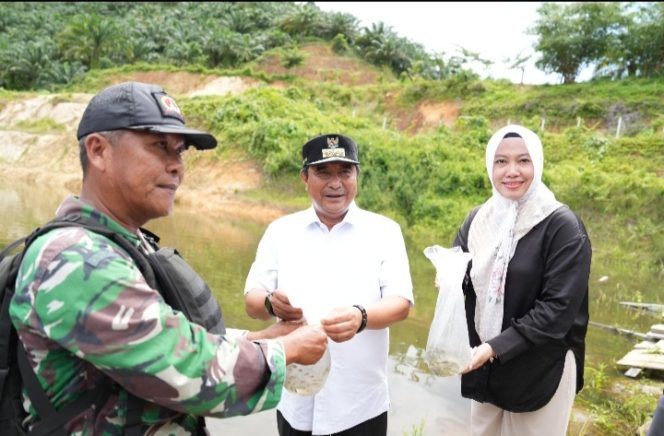 
					Dukung Ketahanan Pangan, Ketua DPRD dan Pj Gubernur Sulbar Tebar Benih Ikan Nila di Sungai Budong-Budong