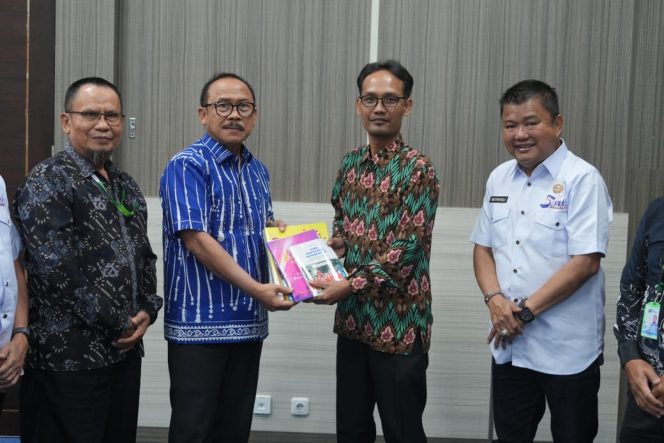 
					Dukung Program Sulbar Mandarras, PT Intan Pariwara Serahkan 670 Buku