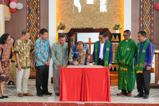 
					Gubernur SDK Resmikan Prasasti  GTM Bukit Zaitun Mamuju, Janjikan Ambulans untuk Jemaat
