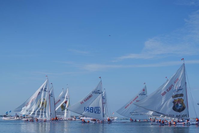 
					Sandeq Silumba 2025 Dimulai, 55 Perahu Berlayar di Perairan Sulbar