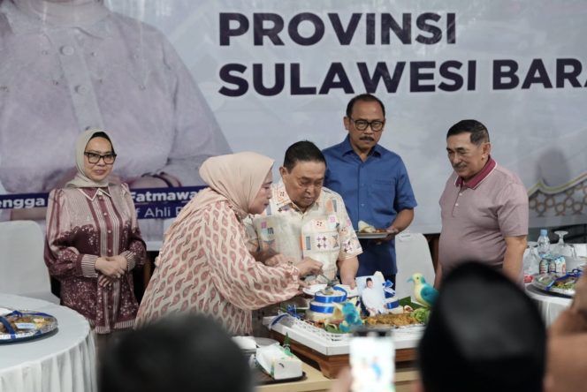 
					Syukuran Ultah ke-74 Wagub Sulbar Berlangsung Hangat, SDK Hadir Beri Ucapan