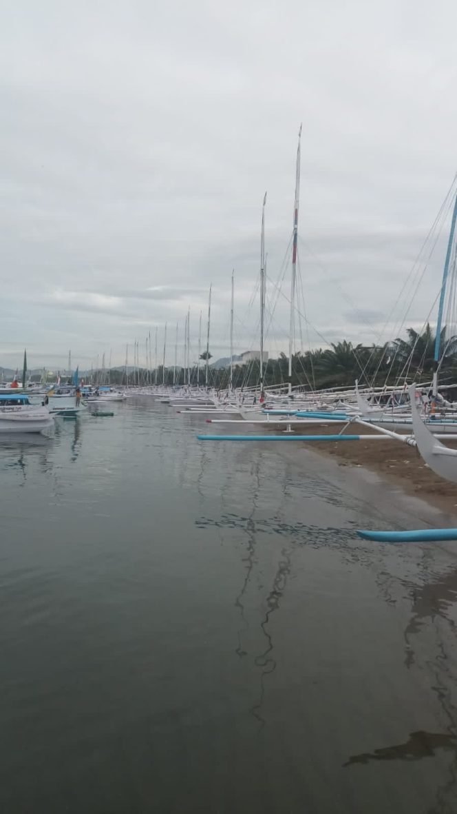 
					Puluhan Sandeq Merapat di Pantai Bahari, Siap Berlaga di Lima Etape Sandeq Silumba 2025