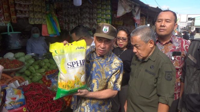 
					Satgas Pangan Sulbar Sidak Pasar, Cek Timbangan dan Keaslian Beras