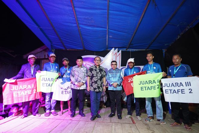
					Ribuan Warga Meriahkan Pesta Rakyat dan Penyerahan Hadiah Etape II Sandeq Silumba 2025 di Majene