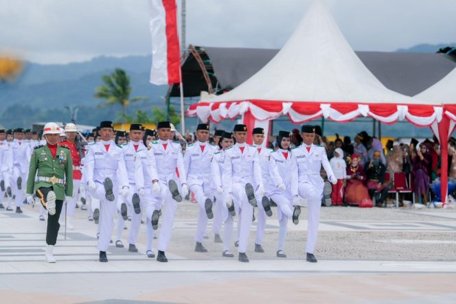 
					Pengibaran Hingga Penurunan Bendera Lancar, Paskibraka Sulbar Dapat Apresiasi Gubernur