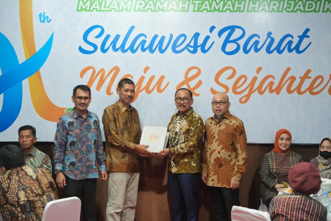 
					Malam Ramah Tamah HUT Sulbar ke-21, Jejak Perjuangan Diserahkan ke Gubernur SDK