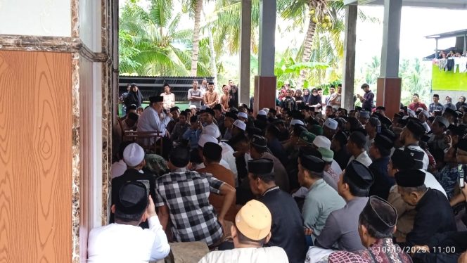 
					Wagub Sulbar Hadiri Pemakaman KH Hasan Usi, Ribuan Pelayat Beri Penghormatan Terakhir