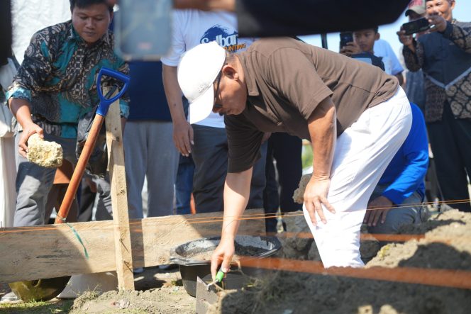 
					Gubernur Sulbar Letakkan Batu Pertama Masjid Baithul Mansruhin, Resmikan 8 Masjid Lain