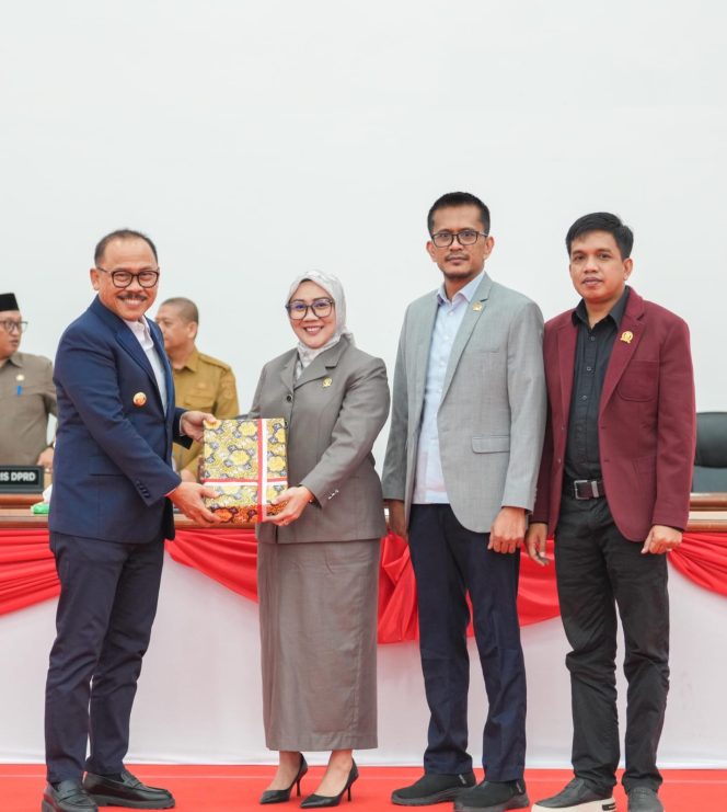
					DPRD Sulbar Setujui Dua Ranperda, Gubernur Suhardi Duka Ungkap Tekanan Fiskal Daerah