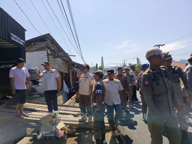 
					Satpol PP Sulbar dan Damkar Sosialisasi Penataan Kota, Utamakan Pendekatan Persuasif ke Warga