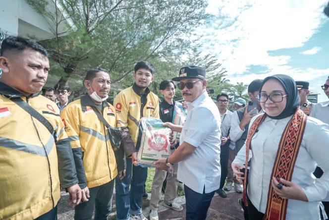 
					Beras Gratis Dibagikan ke Ojol, Gubernur SDK Sebut Upaya Kendalikan Inflasi