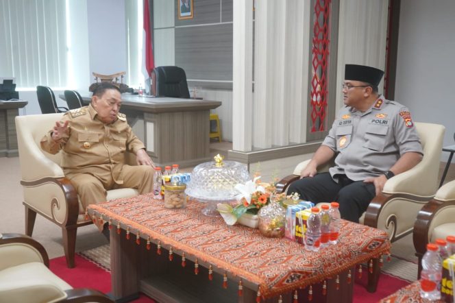 
					Kapolda Sulbar Bersilaturahim ke Wagub Sulbar, Teguhkan Sinergi Keamanan Daerah