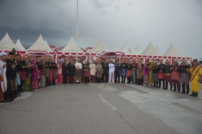 
					Anggota DPRD Sulbar Hadiri Upacara Penurunan Bendera di Anjungan Pantai Manakarra