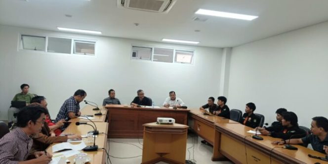 
					Komisi II DPRD Sulbar Gelar RDP dengan IPMA Pasangkayu Bahas Dugaan Penyerobotan Hutan oleh PT Pasangkayu