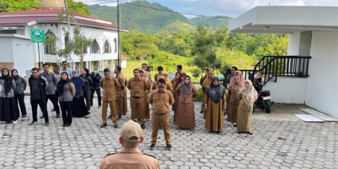 
					Sekretariat DPRD Sulbar Gelar Apel Pagi Awal Pekan, Musra Awaluddin Tekankan Disiplin dan Tanggung Jawab