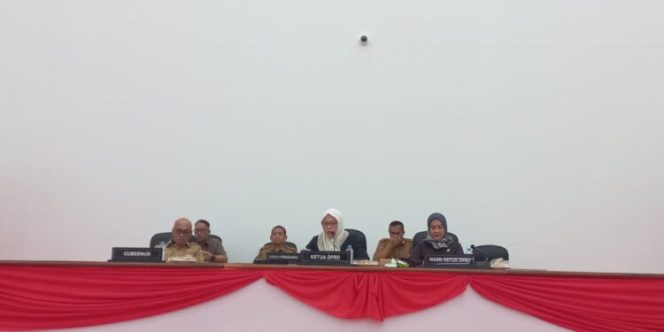 
					DPRD Sulbar Gelar Paripurna Jawaban Gubernur atas Pemandangan Umum Fraksi Terkait Ranperda APBD Perubahan 2025