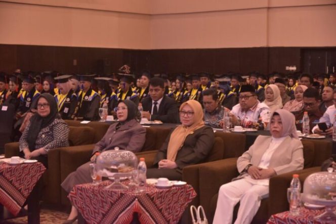 
					Ketua dan Wakil Ketua DPRD Sulbar menghadiri Rapat Senat Terbuka Luar Biasa Wisuda Angkatan XV Universitas Tomakaka Mamuju.