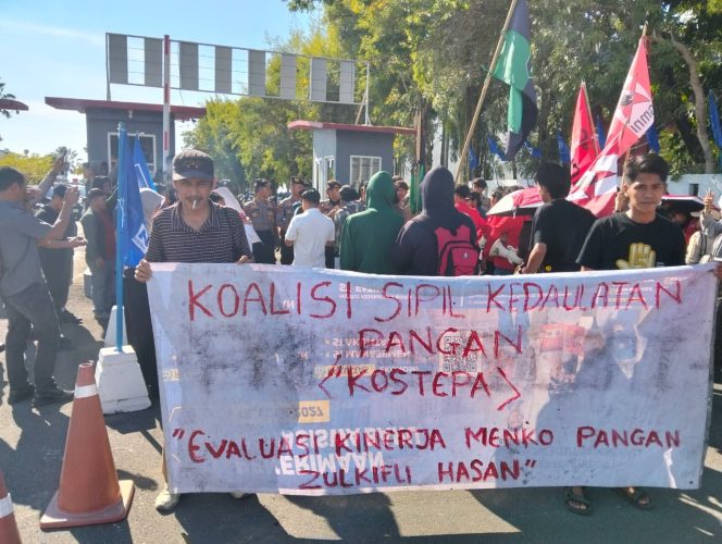 
					KOSTEPA Sulbar Hadang Rombongan Zulkifli Hasan, Minta Menyelesaikan Persoalan Lahan Petani, Evaluasi MBG, Dan Penanganan Sampah