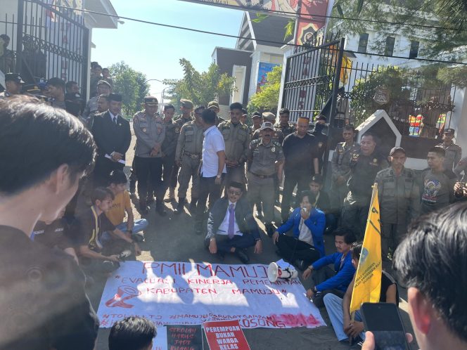 
					PMII Mamuju Desak Evaluasi Total Kinerja Pemkab pada Hari Jadi ke-486, Soroti Sampah, Bantuan Stimulan Tahap Dua, hingga Tambang LTJ